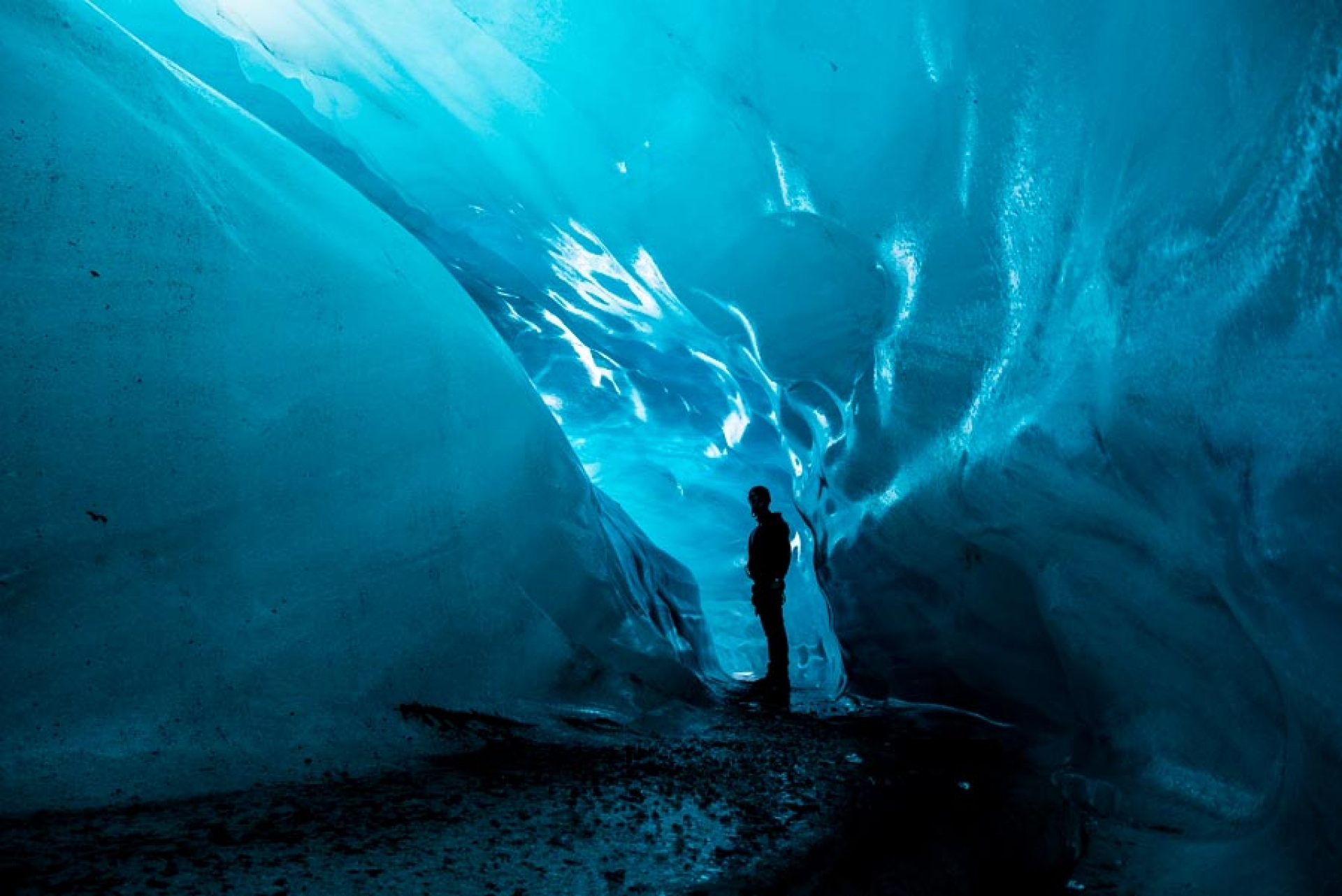 CUEVA CRISTALINA EN EL GLACIAR VATNAJÖKULL