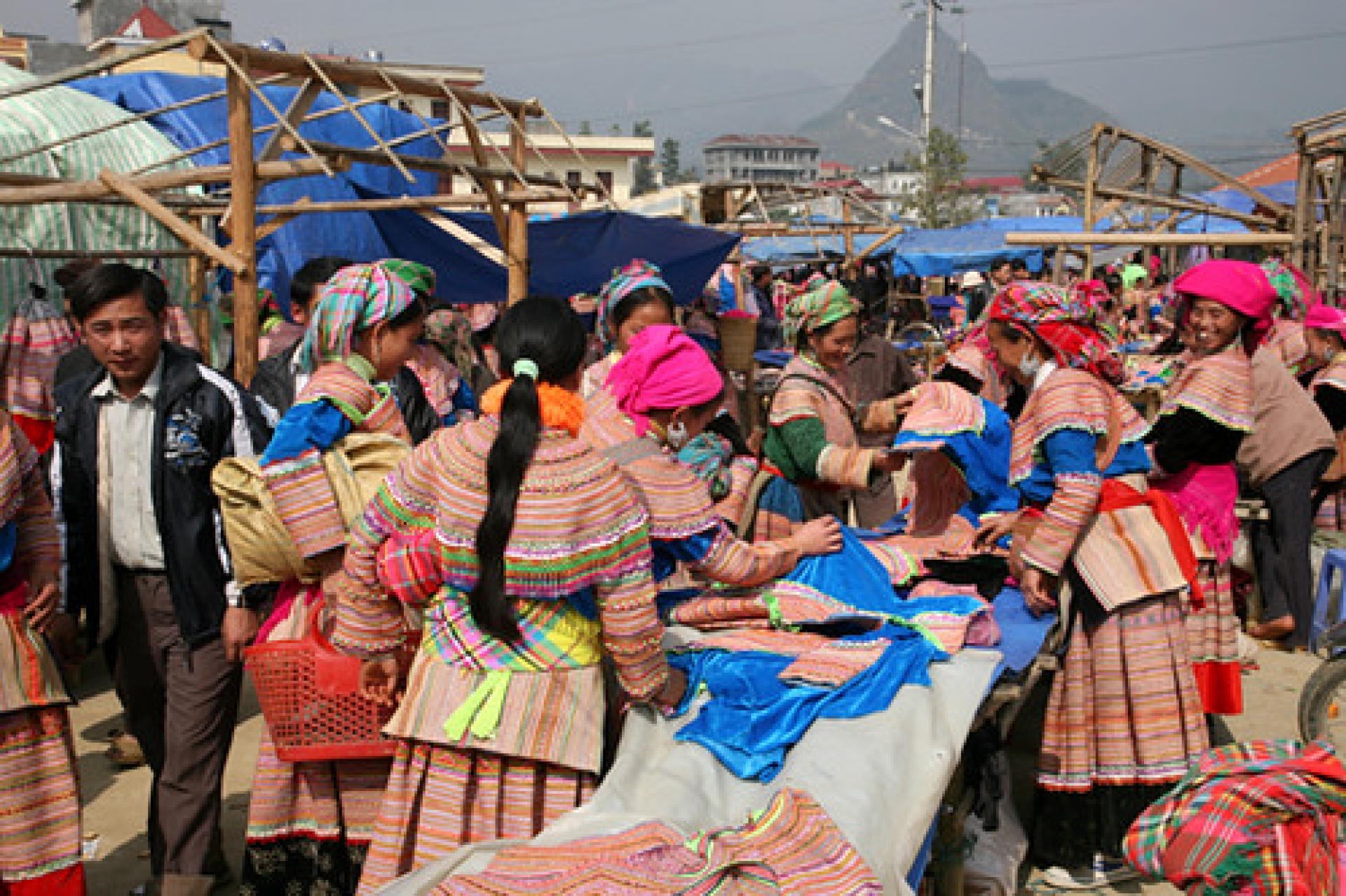 MERCADOS DE SAPA; BAC HA, LUNG KHAU NHIN, CAO SON Y CAN CAU